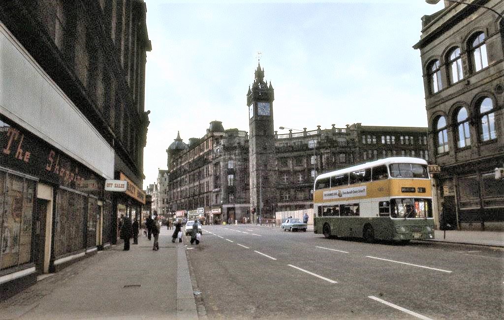 Old tweet reprised. Gallowgate looking to the Cross, Chrystal Bells #shoap on the right, #Glasgow, 1977. (📸 Trains & Stuff)