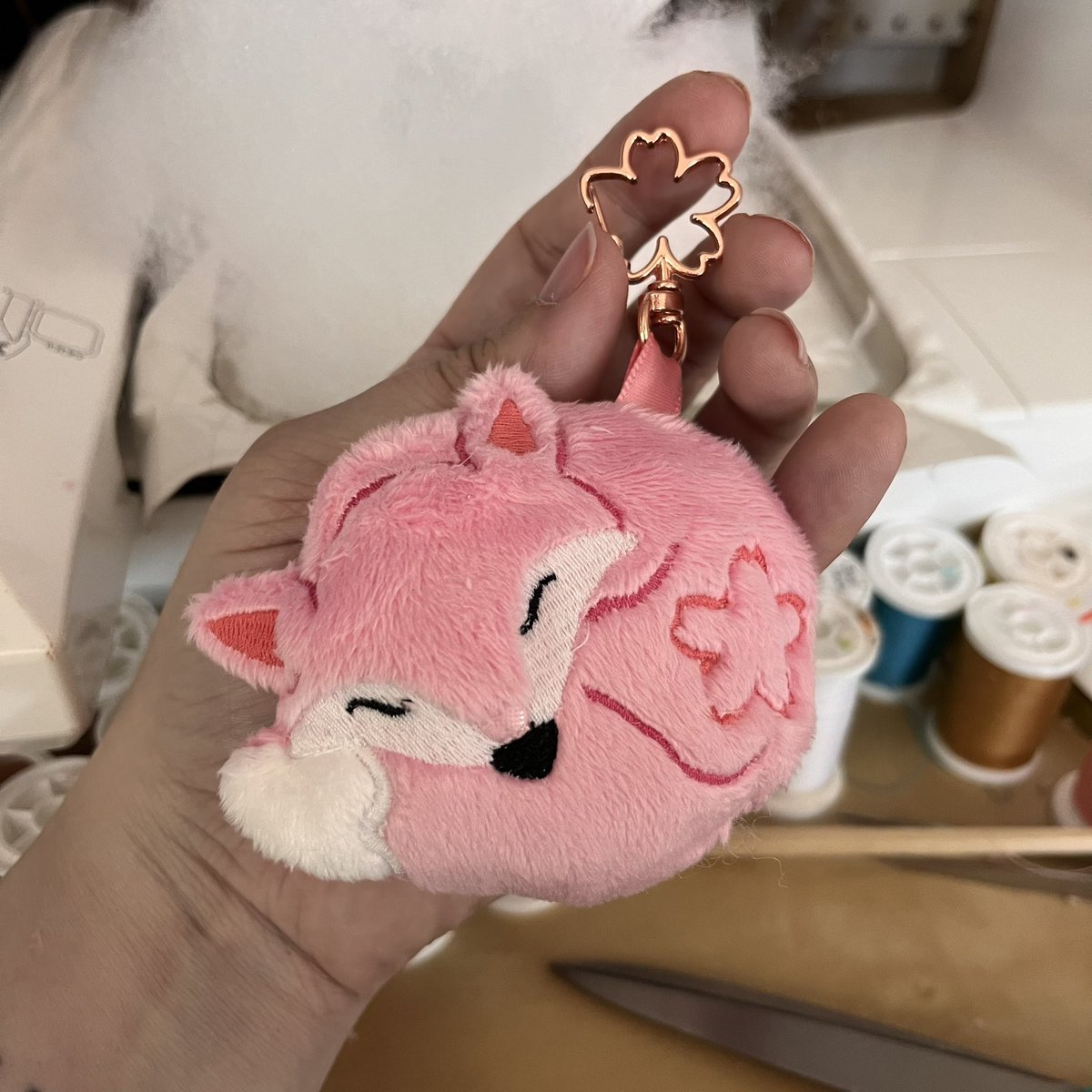 Little pink Yae Miko fox keychains 🥰 Will be available for the first time at @pop_umai’s May 11th event in Pomona, CA! Its free to go and I definitely suggest it if you’re into Genshin and/or Honkai Star Rail