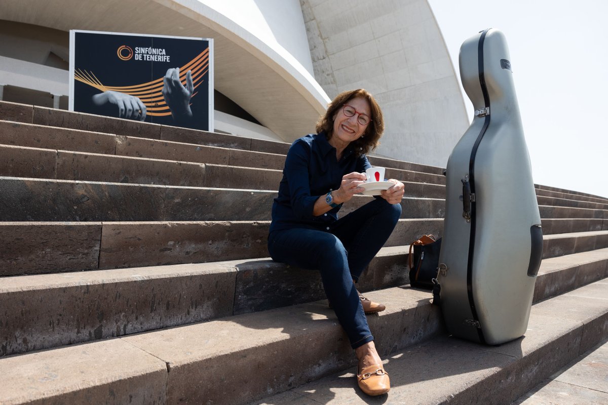 ✨Este domingo tomamos #Uncafécon… Clara Poblete. Desde 1987 forma parte de #SinfónicadeTenerife🧡 como violonchelista, un instrumento que eligió al azar pero que la cautivó”.
¡La música es vida! Y por ello invita a todo el mundo a descubrir la música sinfónica