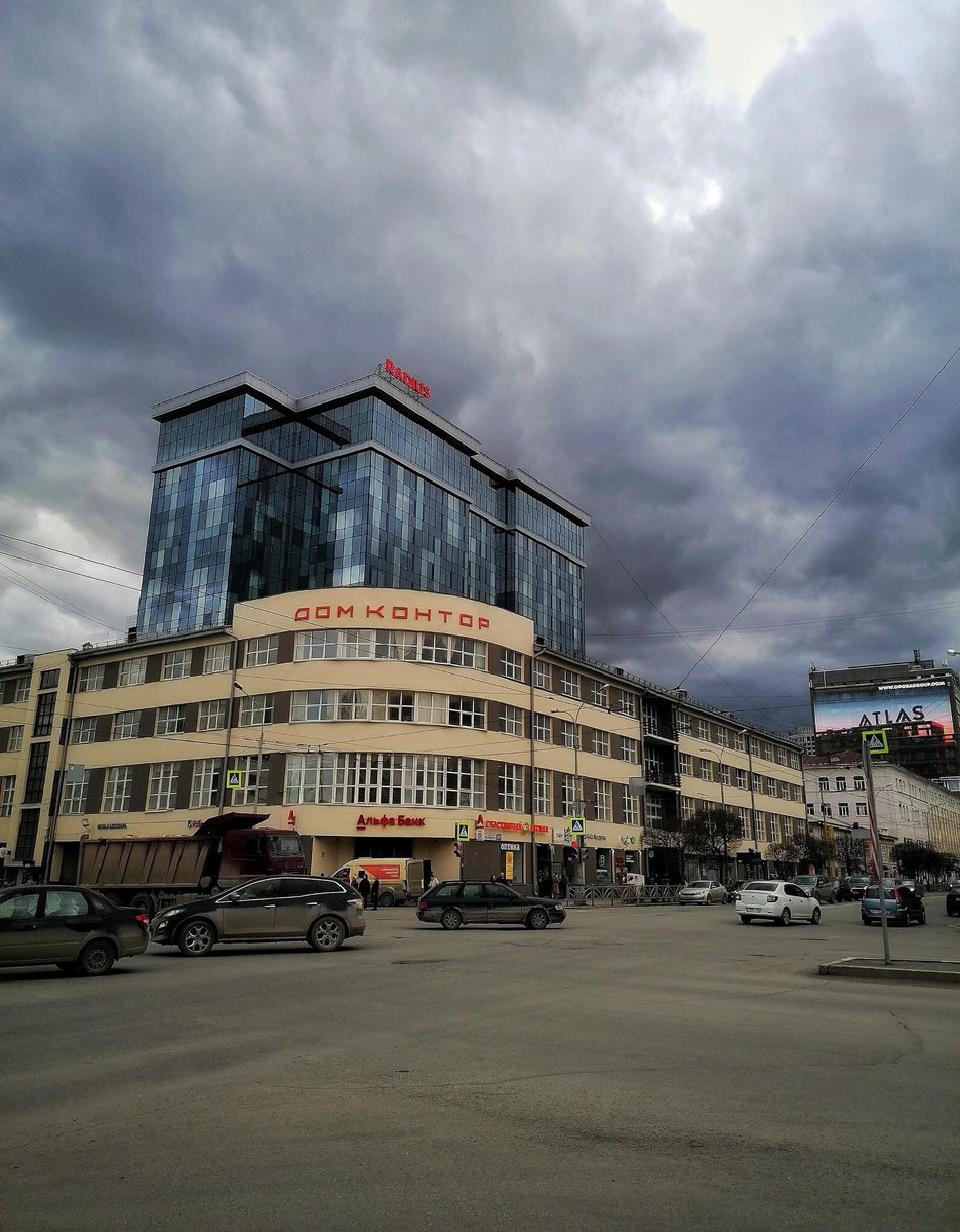 oleg_trasher's tweet photo. Попалась мне тут фотокарточка родного Екб и как то сразу в глаза бросилась грязь. Я уже почти 2 года ее не видел. Забыл как она выглядит. Внимание на автомобили. https://t.co/9jvwZlHdyR