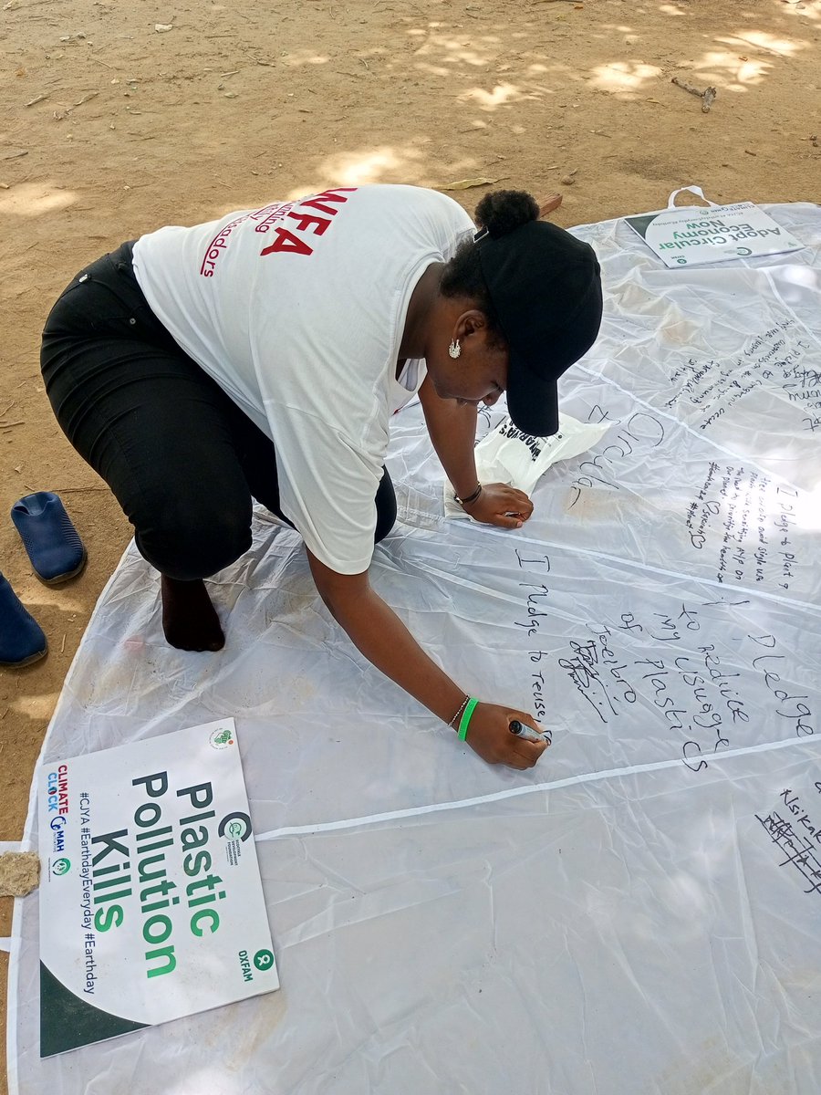 TizheJanada's tweet photo. I took a pledge at an event organized by Climate Justice Youths Ambassadors in honor of #EarthDay2024, advocating for a #Plasticfree environment. Say NO to #plasticpollution
Thanks to @oxfaminnigeria @aacjinaction @theclimateclock @ecocykle
#CJYA https://t.co/3aeaSgx4Tc
