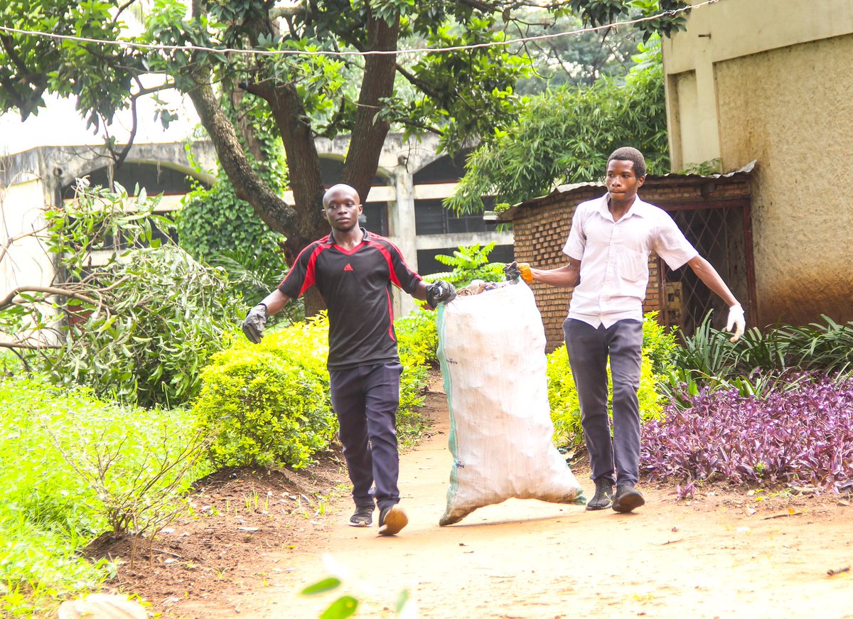 acapebu's tweet photo. @nduwijonas27 Président et Représentant Légal de l'ACAPE #BURUNDI demande aux étudiants de l'Université du Burundi de s'atteler aux activités de la protection de l'environnement  surtout d'éviter la pollution plastique.
@BMineagrie @NtareHouse https://t.co/hSKJSCqnSU