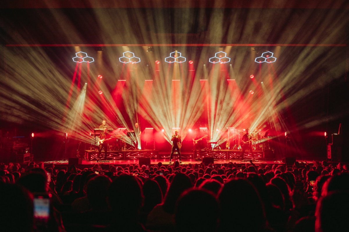 efest_emotional's tweet photo. ¡No encontramos las palabras suficientes para describir lo que estamos viviendo en el concierto de @SDalmaoficial ! 🥹🤩

Gracias por hacernos soñar ✨

#efest #emotionalevents #sergiodalma #valencia https://t.co/Gng7F5QY8k