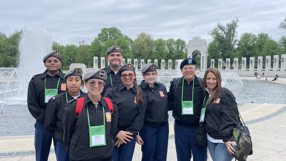 jrotcNaplesHS's tweet photo. As part of the Honor Flight,  @collierschools JROTC cadets are doing an awesome job in Washington DC serving as guardians for our deserving veterans.  @NaplesHS https://t.co/yhDDlJE5Up