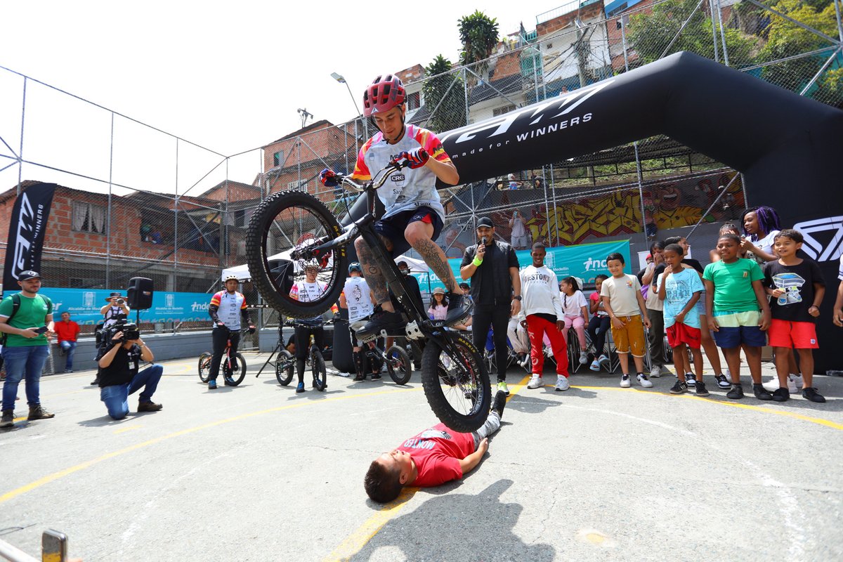 #RetoEscalerasComuna13 | 🇨🇴🚴‍♂️🏆📸Postales de Javier Zapata en el “Reto Escaleras Comuna 13” 🚴‍♂️🇨🇴 🏆🚴‍♂️🇨🇴👏👏

#ElPortalDelCiclismo #JavierZapata #GWBicicletas #Lamarcadelciclismocolombiano @gw_bicycles @javierzapatac