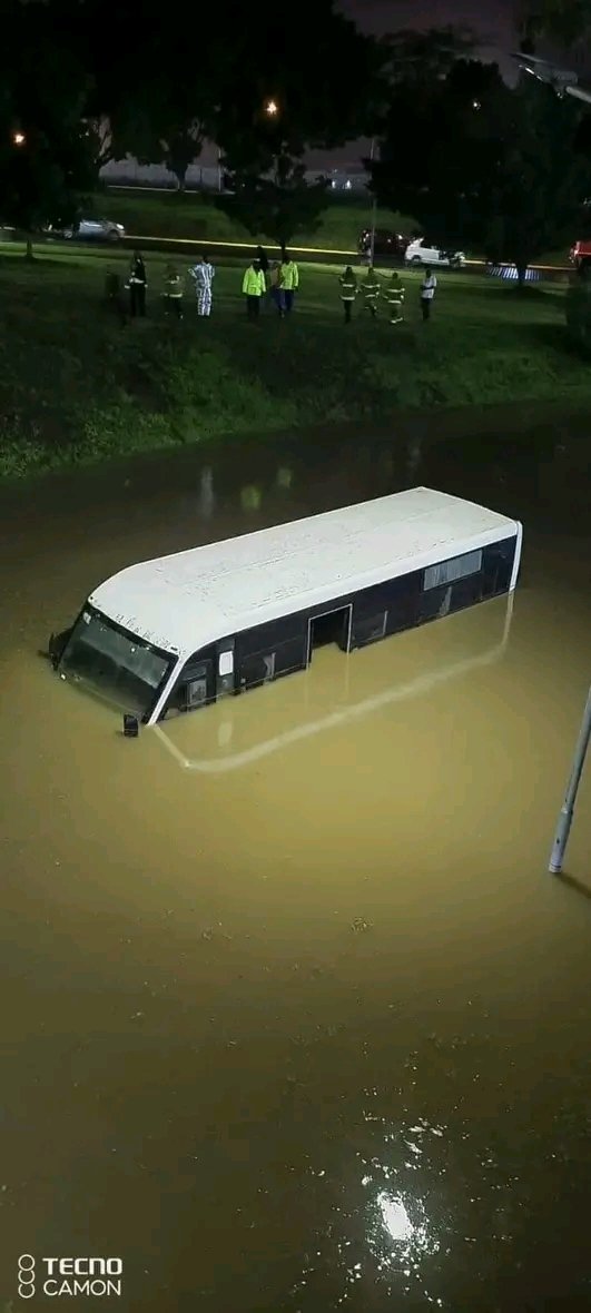 Haka kameamua kuswim.. #flooding