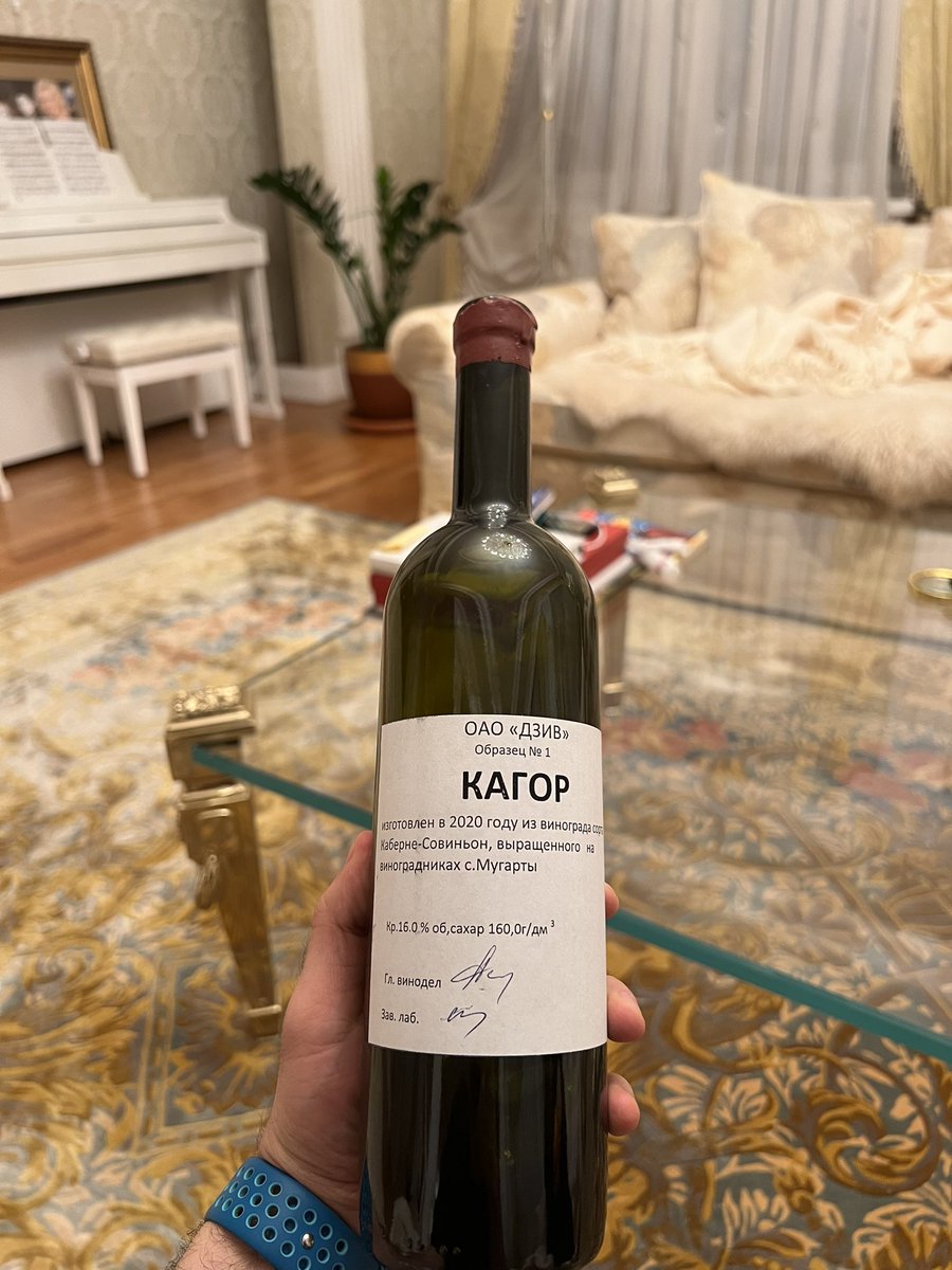 Шампанское пожадничали открывать, тк особого желания пить не было, а вот бутылку кагора на двоих - это пожалуйста!