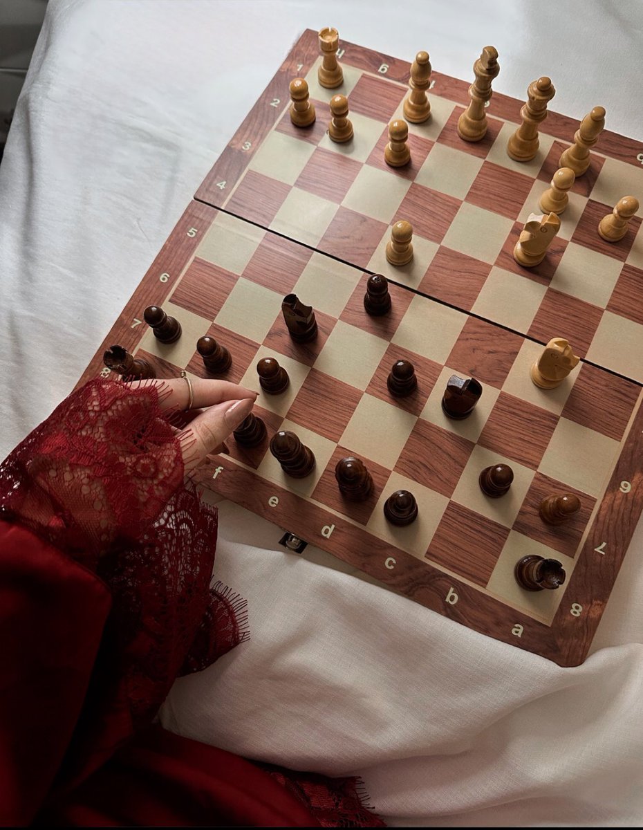 وقد كان لعبي كل دستٍ بقبلةٍ ♟️!