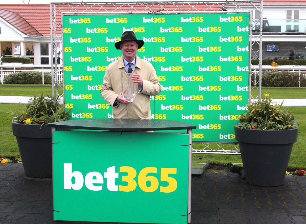 OfficialSolario's tweet photo. Delighted to see Miss Sunset Strip win for @SSeclipsesports &amp; @almracing  under a great ride from Adam Farragher on Thursday.  Unfortunately, Steve and the owners could not be there but I said to Steve I'd go along and collect the trophy!🤣🤣🤣 https://t.co/5qh0zNeZnr