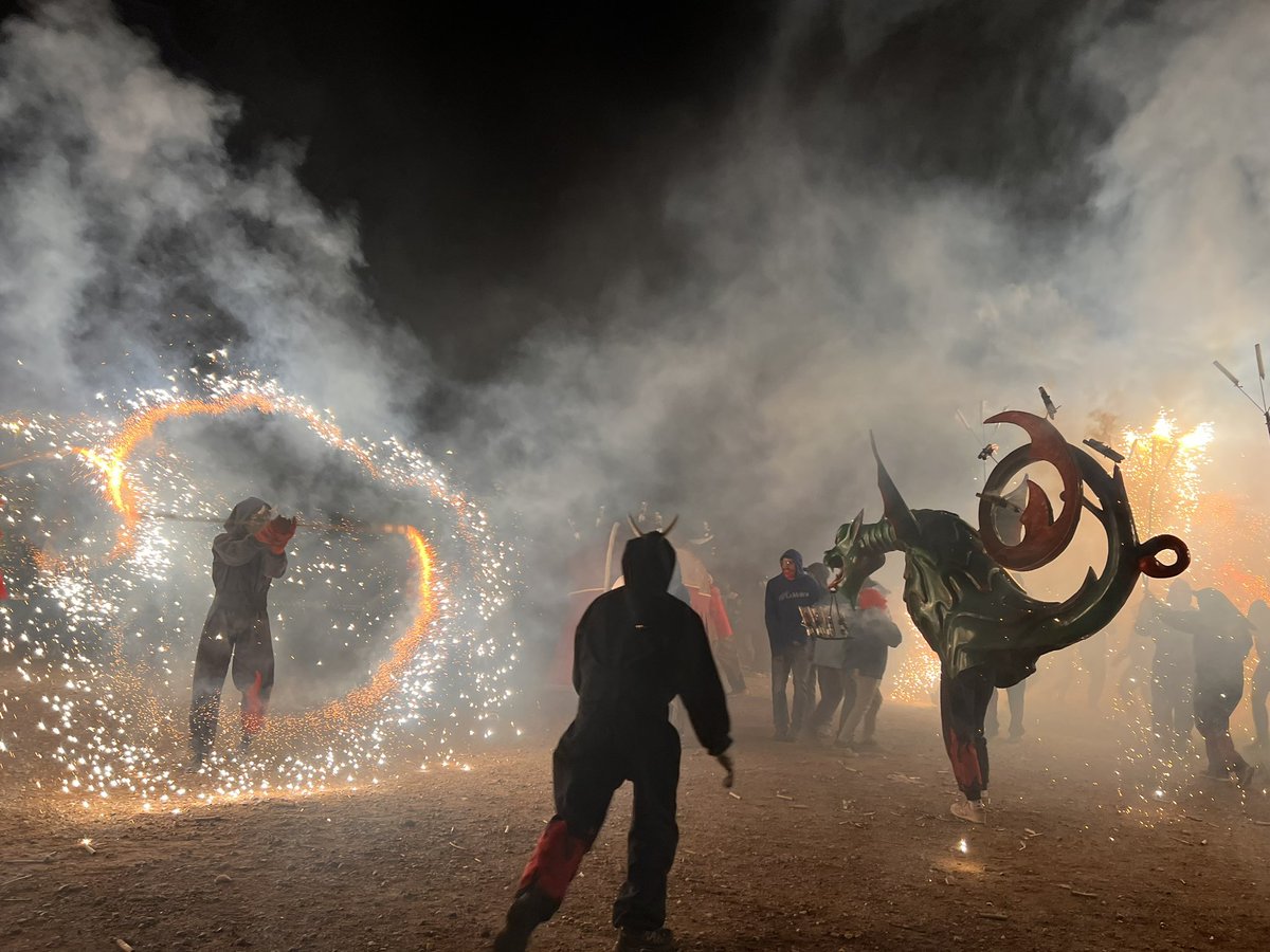 🔥 Nit del Foc 🔥 a càrrec dels <a href="/senyorsdelfoc/">Senyors del Foc</a> i <a href="/gegantsfigueres/">Gegants de Figueres</a> . 

#Figueres #SantaCreu