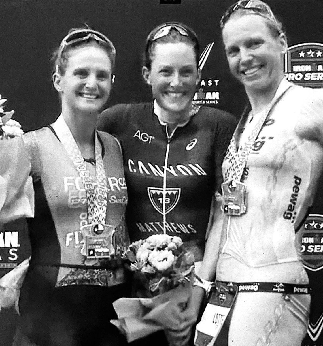 👚👕PODIUM IRONMAN TRIATHLON TEXAS 2024

8:42:22 Kat Matthews 🇬🇧 
8:44:36 Perry Slater 🇦🇺 
8:46:59 Lotte Wilms 🇾🇪

🏊🏽‍♂️ 3.8km 🚴🏻‍♂️180km 🏃🏽‍♂️42.2km
#imtrinews #IMTX #IMTexas #Triathlon #IronmanTexas #Proseries #challengefamily #wearetriathlon #imkona #IMWC #swimbikerun #IMNice