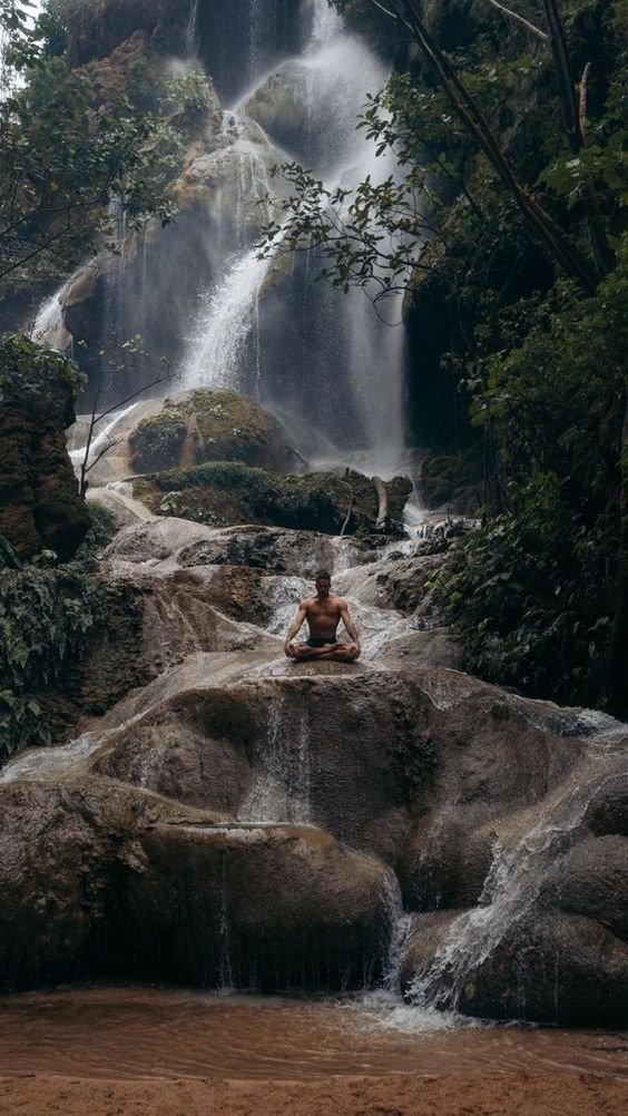 PropositoyVida's tweet image. A veces, necesitas estar solo y en silencio, sin hacer nada.

Con todo el ruido es difícil encontrar las respuestas a tus preguntas, tu cerebro se distrae fácilmente.

Apaga el móvil, concéntrate en tu respiración y resetea tu cerebro.