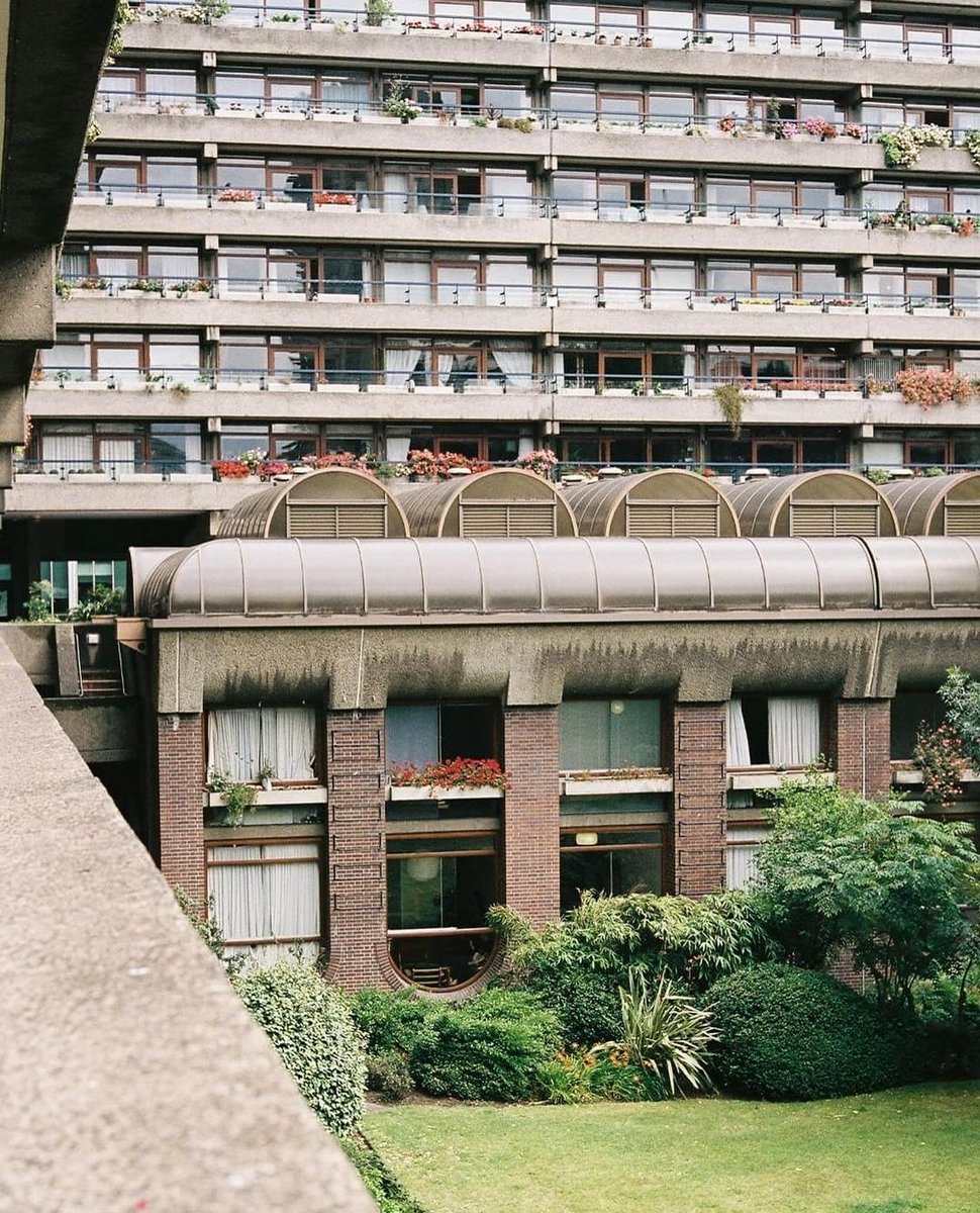 - La arquitectura moderna no dialoga con la tradición, se va de escala, no sabe maridar nuevas con antiguas tecnologias, no hace ciudad, no propone espacios públicos, no dialoga con los distintos tiempos de la ciudad. - The Barbican: A ver, como te explico.