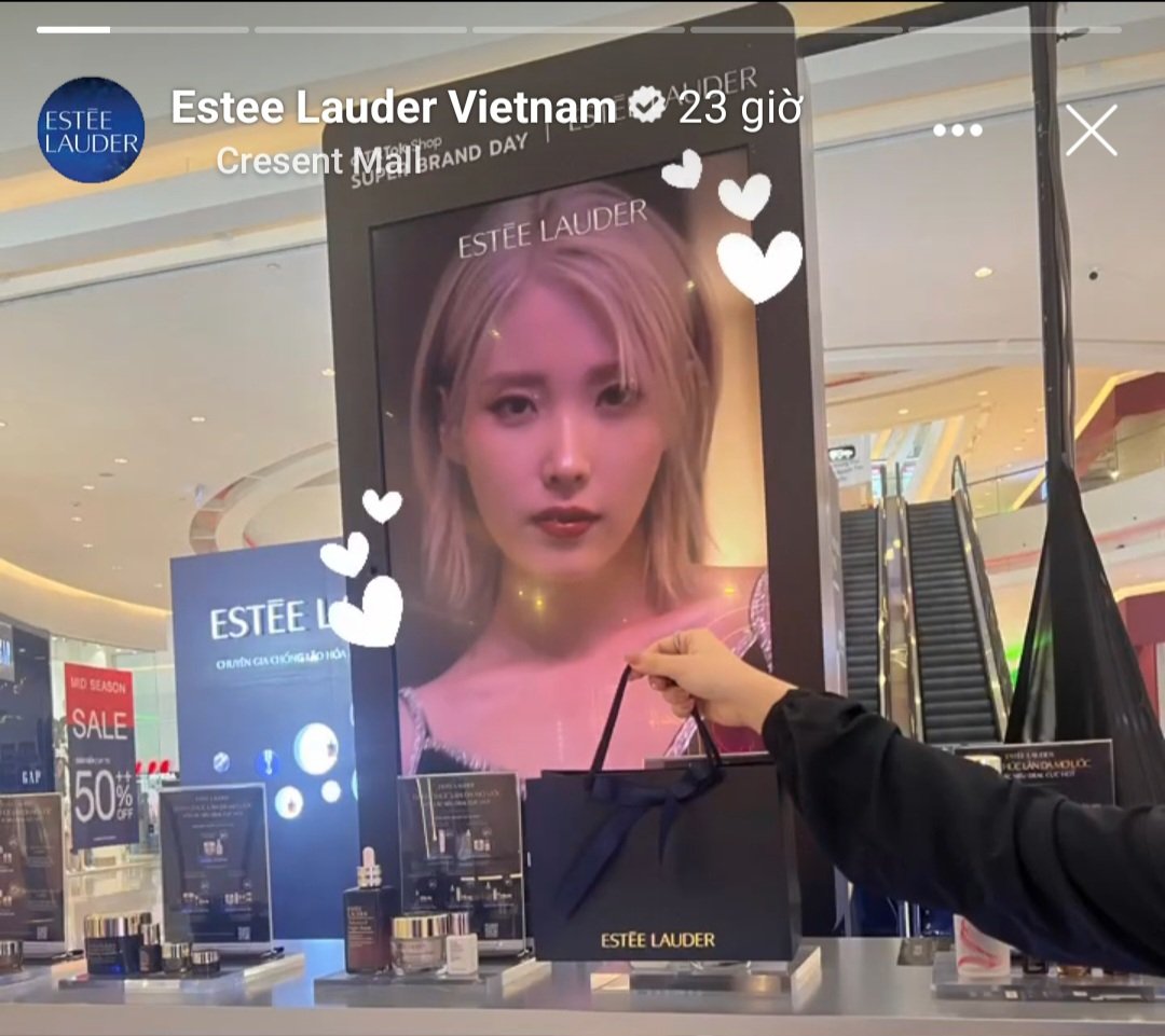 IU x Estee Lauder
📍Cresent Mall, Ho Chi Minh City, Vietnam

#IU #아이유 #EsteeGlobalAmbassador