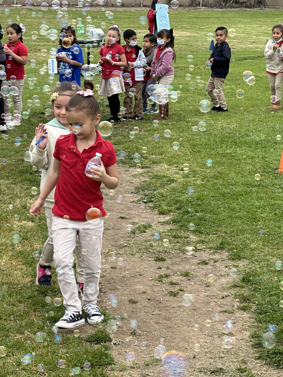 Autism Awareness Bubble Run was a great success! PE teachers & students had fun running with bubbles. #WeAreRUSD @WestHeidemarie @RUSDSPEDCoord #Awareness #Aceptance @rusdkids @_JulieMitchell_ @RowlandSchools