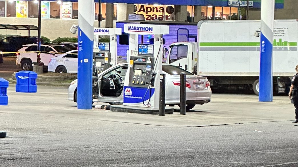 #BREAKING: IMPD investigating after a man was found dead outside a car at this gas station at 38th and High School Road. Police initially called for a person down and found the victim with 'injuries consistent with trauma.' Police are searching for a suspect.