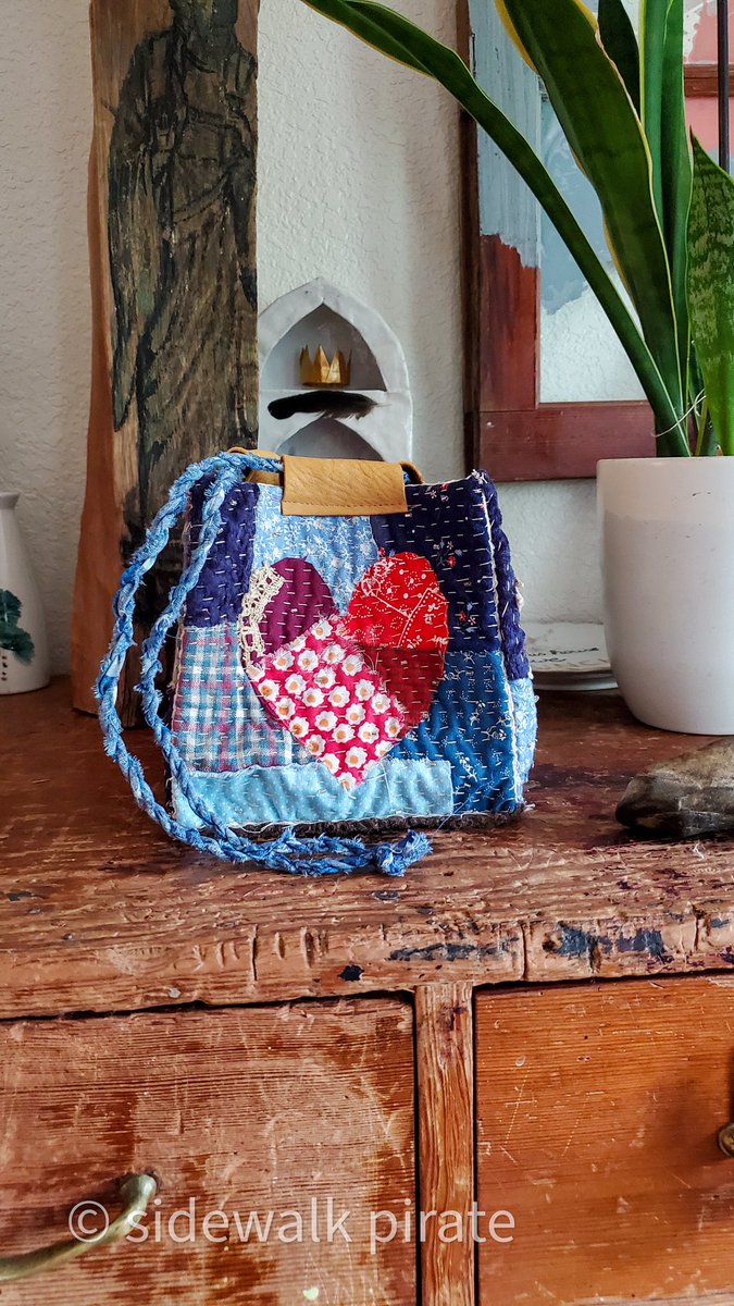 The bag is done. The video is being edited and here are a few photos. ❤️🥰

On to the next project!
#handquilting #japanesericebag #starquolt #moonquilt #heart #improvquilting #slowstitching 

More pics in comments.