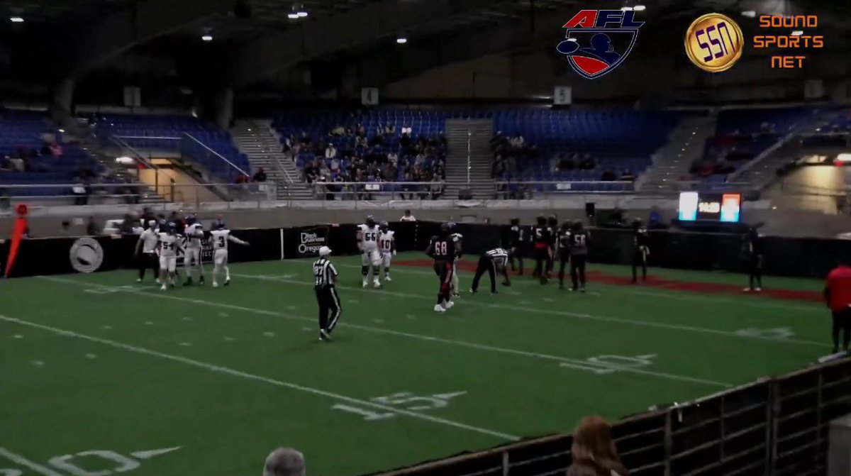 Omg the Oregon/Washington game doesn't even have nets and they can't keep the clock right #ArenaFootball #AFL