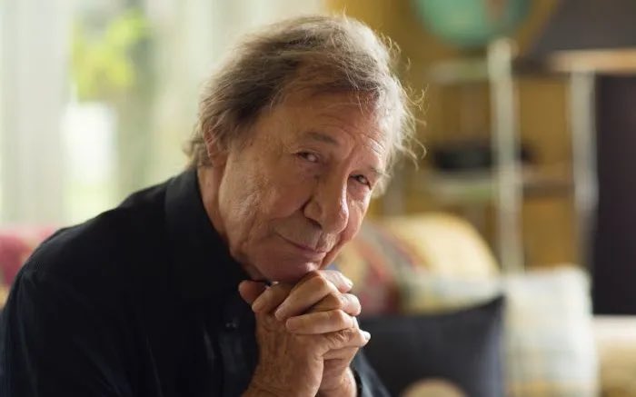 « Un peu plus haut, un peu plus loin
Je vais aller encore plus loin
Peut-être bien qu'un peu plus haut
Je trouverai d'autres chemins »
Bon voyage  à notre Jean-Pierre Ferland national ! 
Condoléances aux proches du petit roi.
Nous continuerons à faire vivre ses chansons.