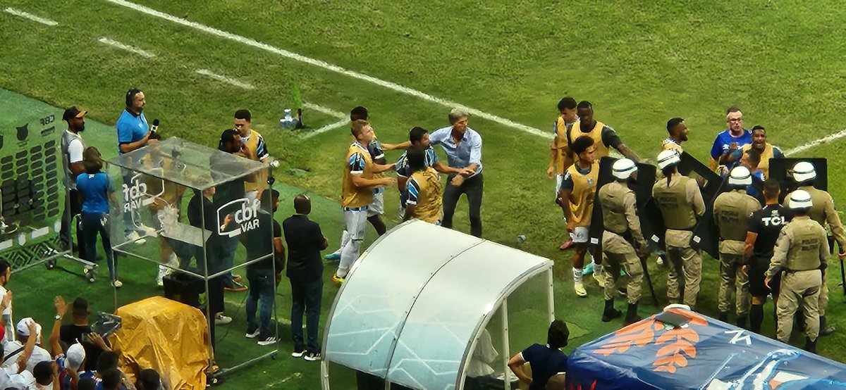 Banco de reservas do Grêmio abandona o jogo e vai para os vestiários. Após piti do técnico Renato Gaúcho.