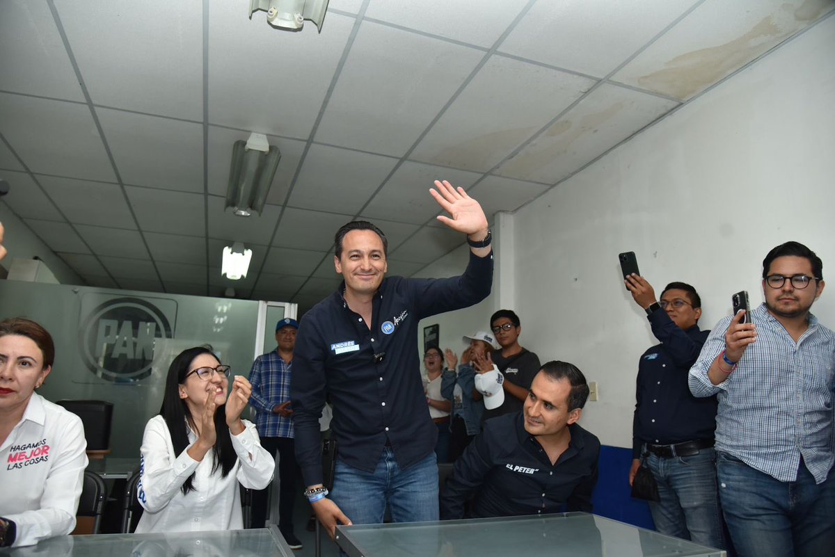 Estuve presente en el Comité del PAN de V. Carranza con mi querida Presidenta Zandibel Díaz y las y los candidatos @IsaulMorenoG , @Helenisimaa , @PedroDzRr y @Rocio_BarreraB . Platicamos con las y los Representantes Generales que defenderán el voto el próximo 2 de junio. Hoy…