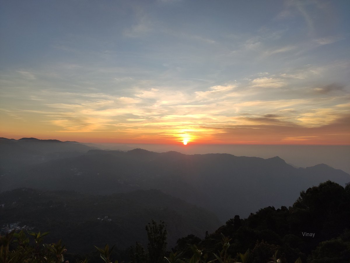 Good morning 🌻🌄 'Ô, Sunlight! The most precious gold to be found on Earth.' ~Roman Payne Mesmerizing sunrise at The Nilgiris... #sunrise #sunrisephotography #NaturePhotograhpy