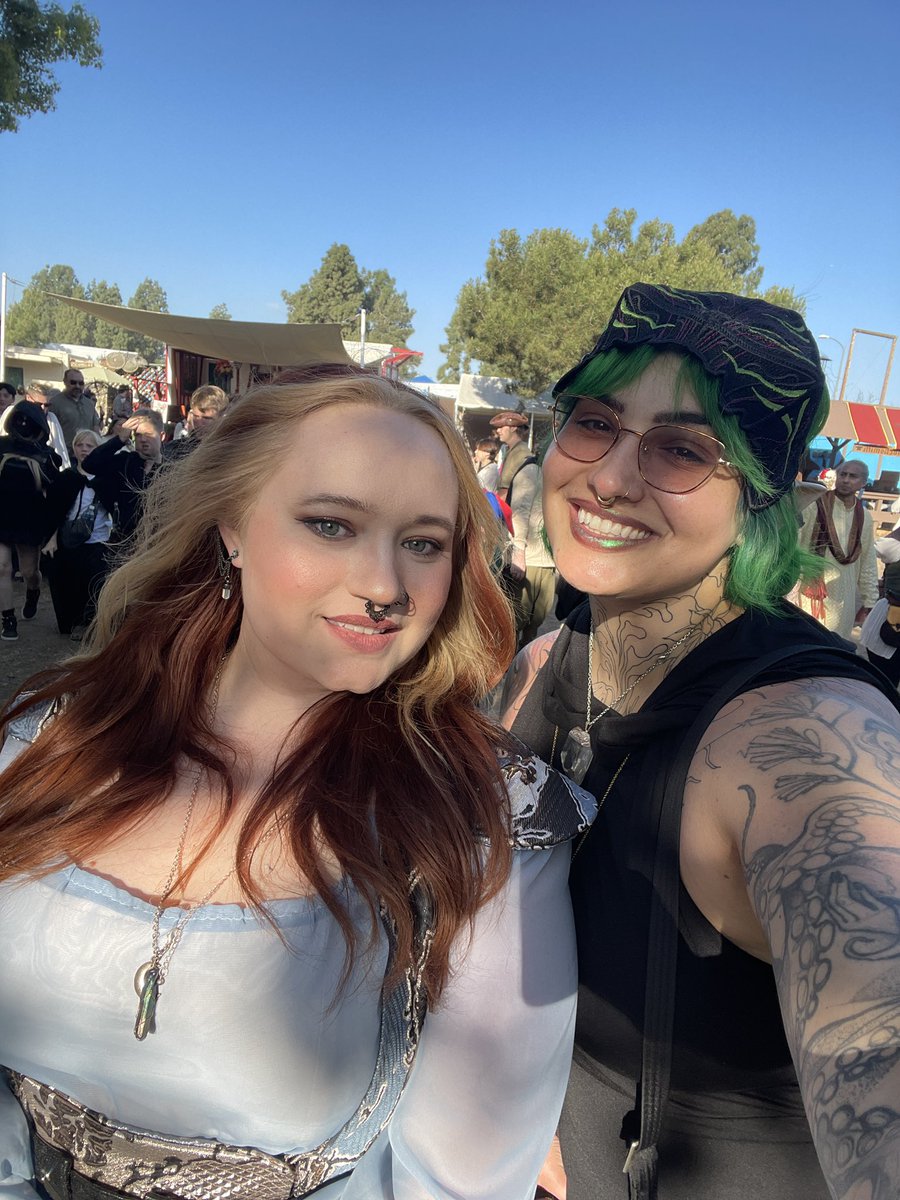 I found an @AmandyDavis at renfaire y'all (a lil coop and bakery crossover episode, wow)