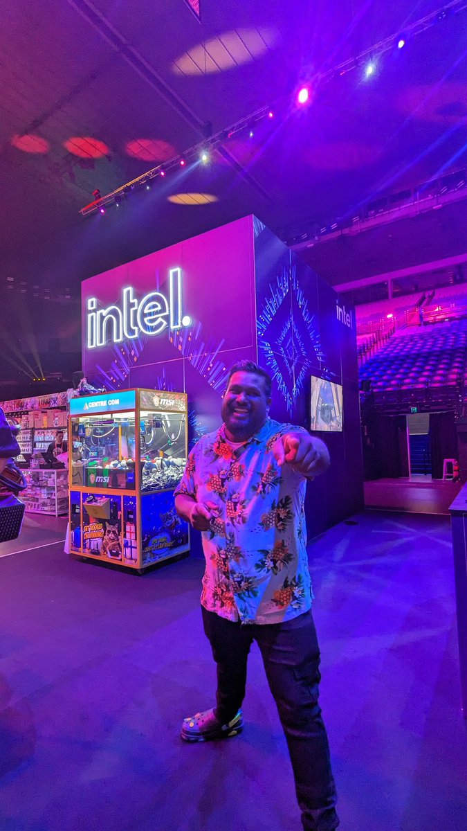 Head down to the Intel booth on day 3 of @DreamHackAU 

I'm here until 2:30PM 
So many prizes to give away! 

#ad @IntelANZ #IntelGaming #IntelDH2024