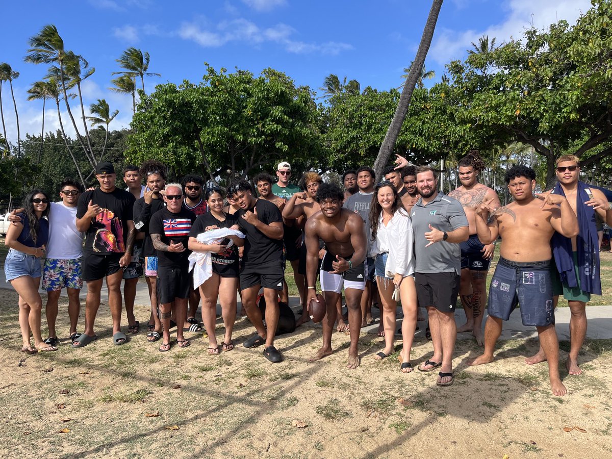 BEACH DAY AT KAIMANA'S IN WAIKĪKĪ - LOVE THESE BOYZ - CLOSE BUNCH WHO WORK THEIR ASS OFF, CARE ABOUT EACH OTHER AND ARE PROUD TO REPRESENT THE 808 AS MEMBERS OF THE ⁦@HawaiiFootball⁩ #BRADDAHHOOD