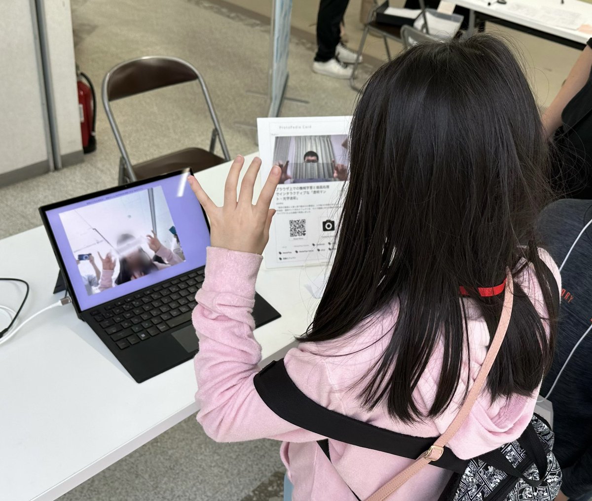 youtoy's tweet image. 昨日の北海道での親子向けイベント「美唄デジタル見本市」に、作品 2つを展示して来ました!
どちらも来場した子達に、ワイワイ楽しんでもらえて良かったです!
こちらは、「透明マント・光学迷彩」の作品を体験してもらっている時の様子
#p5js #MediaPipe #MadeWithTFJS #TensorFlow #TensorFlowJS