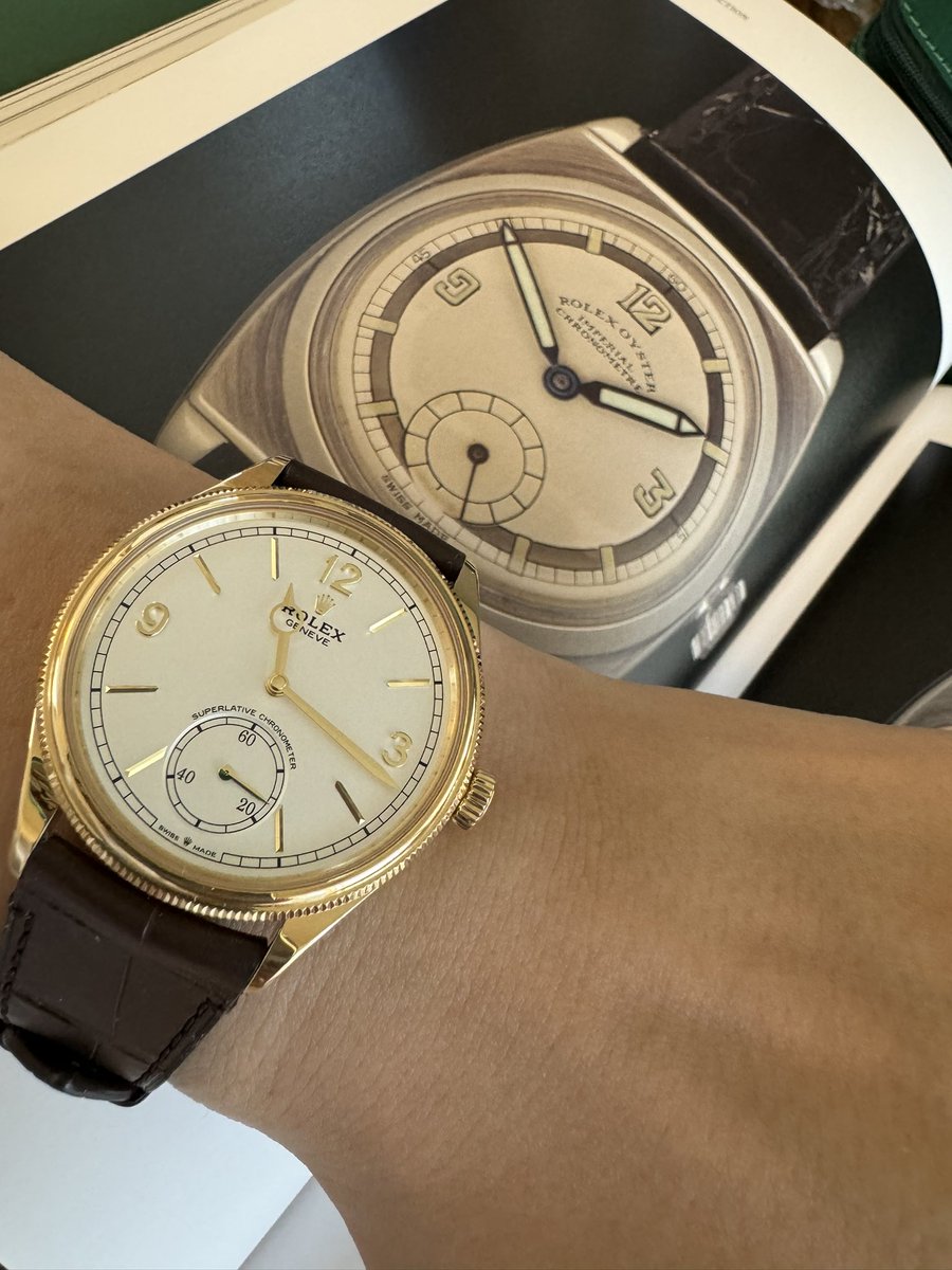 rechtwatch's tweet photo. 1930年前後のオイスター(手巻き)は初代オイスターパーペチュアル(自動巻き)に至る系譜という感じ😊1908はその要素を再解釈してて素晴らしく良いです💚
#rolex #rolex1908 #watch #腕時計 https://t.co/0b4nOEKKl4