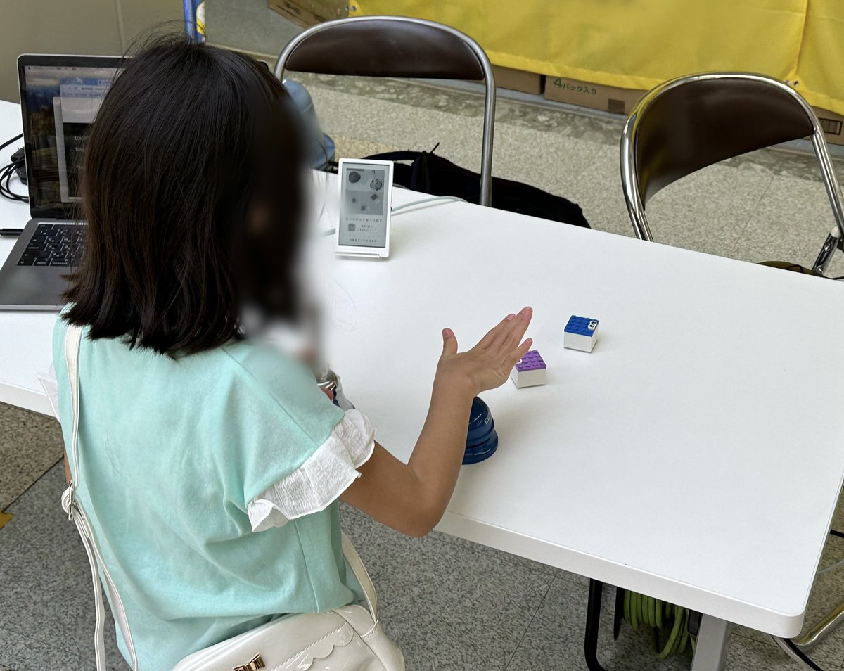 youtoy's tweet image. 昨日の北海道でのイベント「美唄デジタル見本市」に作品 2つを展示して来ました!
という話のその2
こちらは、「音でtoioを動かす」作品をワイワイ体験してもらっている時の様子
一度体験した子達が、戻ってきて体験してくれるというシーンもあったりしました
#toio #p5js #ml5js #TeachableMachine