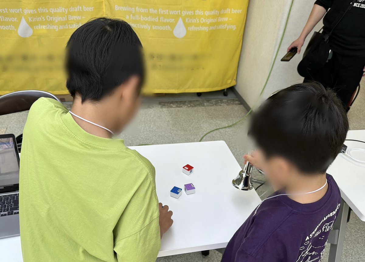 youtoy's tweet image. 昨日の北海道でのイベント「美唄デジタル見本市」に作品 2つを展示して来ました!
という話のその2
こちらは、「音でtoioを動かす」作品をワイワイ体験してもらっている時の様子
一度体験した子達が、戻ってきて体験してくれるというシーンもあったりしました
#toio #p5js #ml5js #TeachableMachine