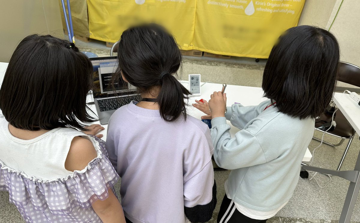 youtoy's tweet image. 昨日の北海道でのイベント「美唄デジタル見本市」に作品 2つを展示して来ました!
という話のその2
こちらは、「音でtoioを動かす」作品をワイワイ体験してもらっている時の様子
一度体験した子達が、戻ってきて体験してくれるというシーンもあったりしました
#toio #p5js #ml5js #TeachableMachine