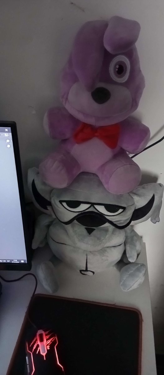 Finally this lil shit is here it took him a while but now my bonnie has some company hehe Shoutout to @VibaPop for this amazing plushie 🥰