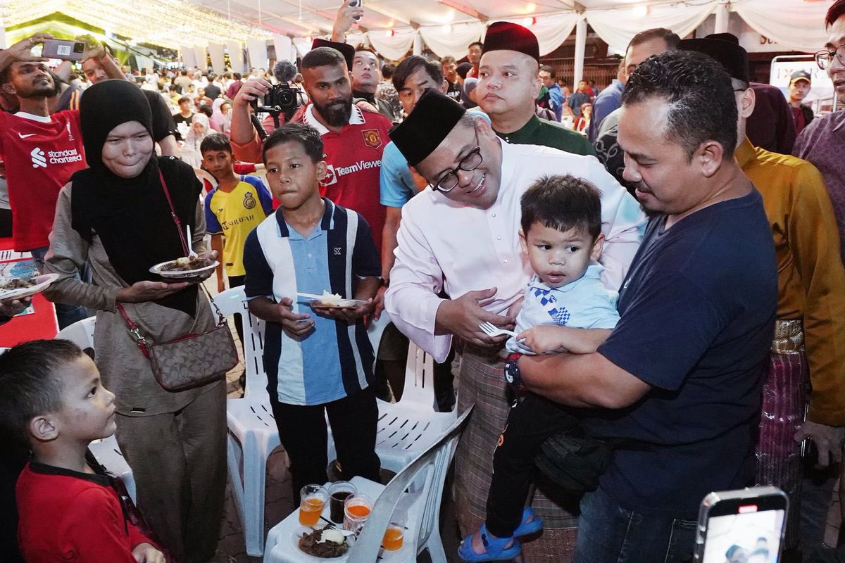 Alhamdulillah, telah selesai Majlis Sambutan Hari Raya Aidilfitri Peringkat Negeri Selangor pada malam semalam. Kehadiran luar biasa sekali, dengan lebih 40,000 kehadiran pengunjung dari pelbagai lapisan masyarakat yang datang dari daerah-daerah di Selangor. Pelbagai juadah…