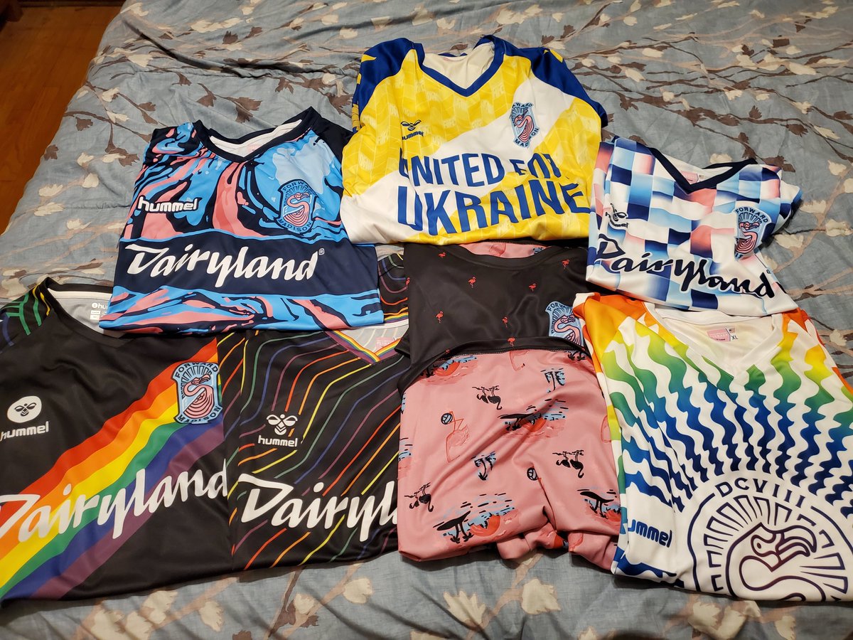 OMG I'm finally going to see @ForwardMSNFC play in person tomorrow!!!!! Now....which kit do I wear....🤔 (gotta be drip, right?)