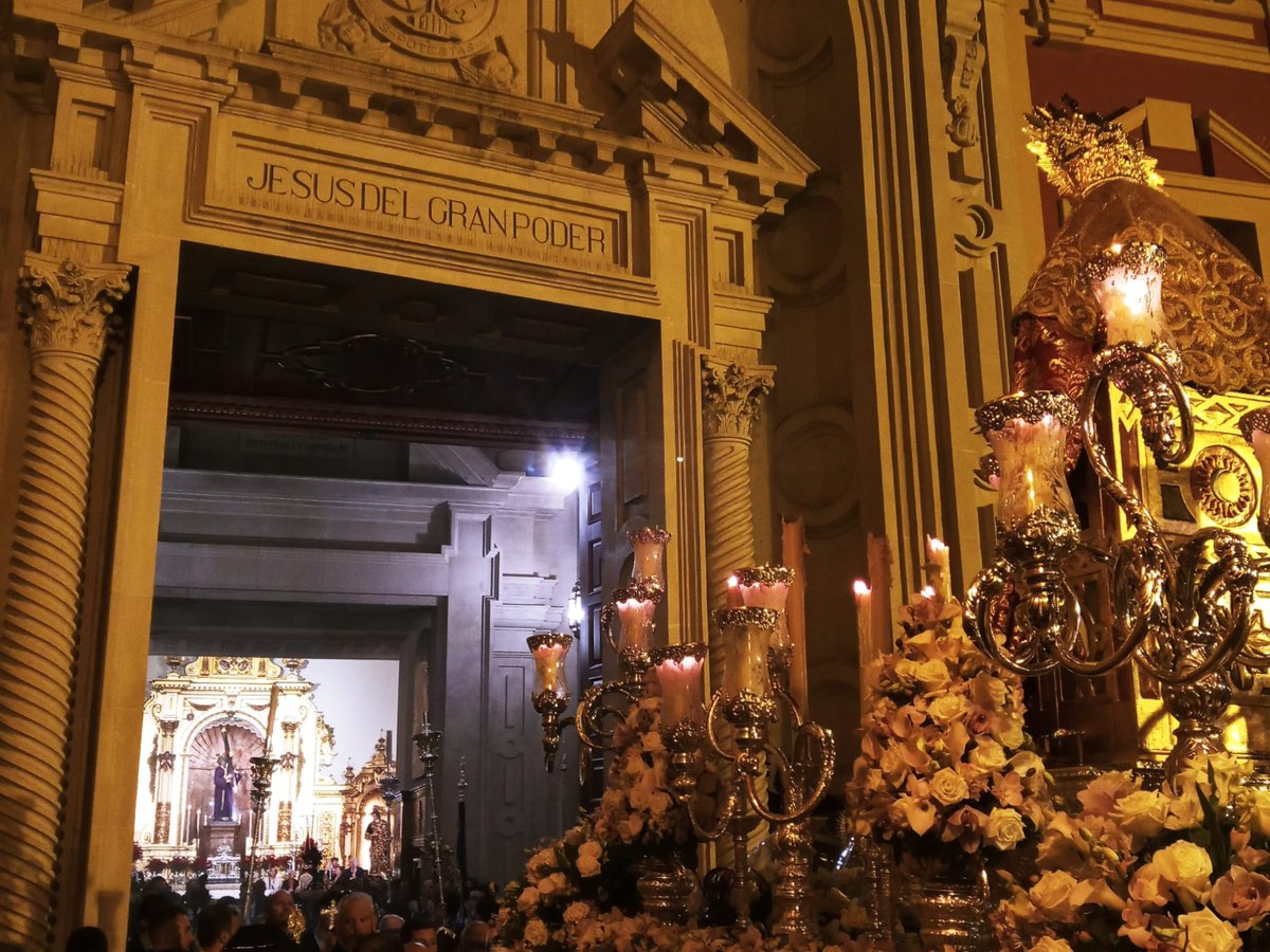 La hermandad de @Candelar_MdDios, segundos antes de entrar en la Basílica del @HdadGranPoder a los sones de @BandaCruzRoja