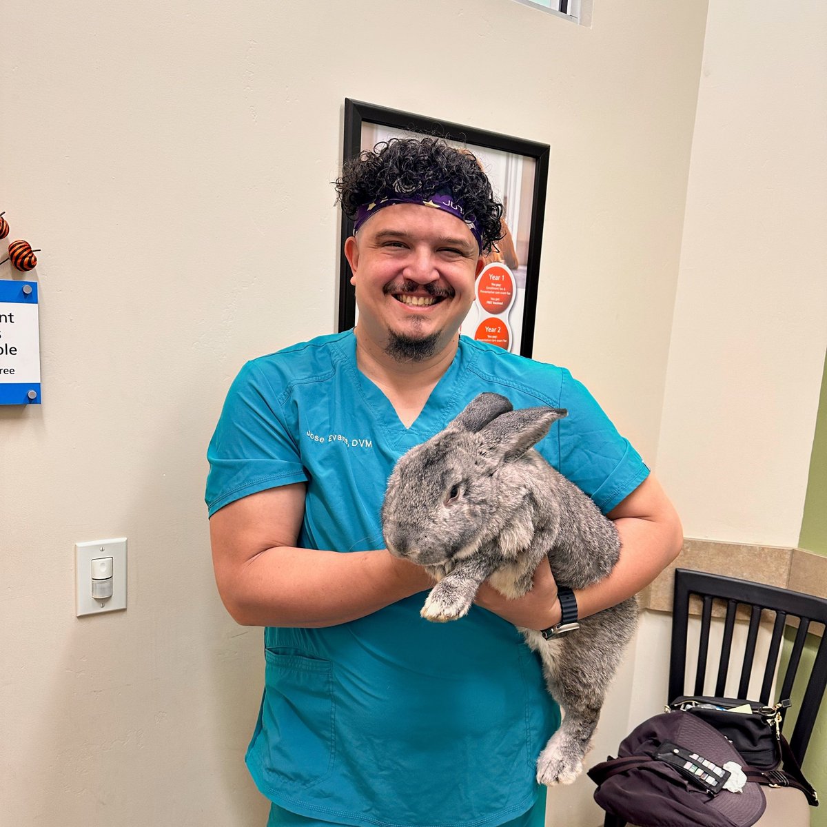 Happy World Veterinary Day to the compassionate individuals who care for our furry friends!  Interested in making a difference alongside these incredible veterinarians? Discover available opportunities today!

azpetvet.com/careers/veteri…