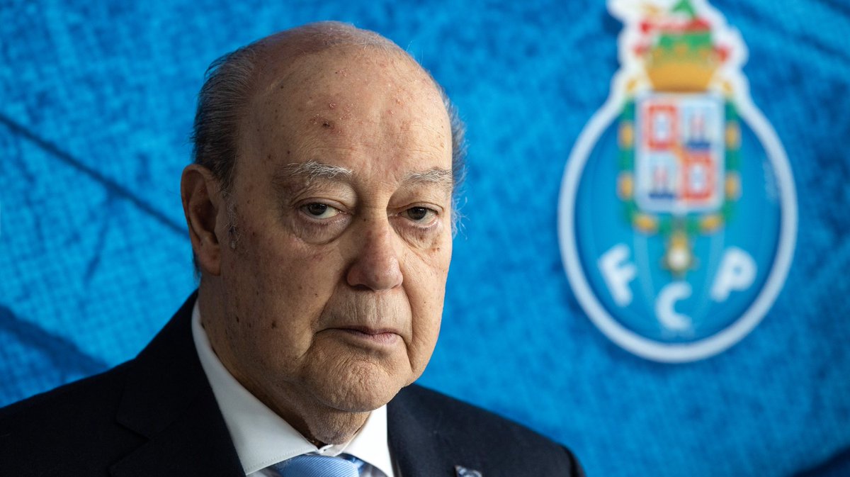 Pinto da Costa chegou ao FCP sendo o SLB o clube mais titulado, popular e o maior campeão nacional. Depois de 42 anos de muito trabalho contra o centralismo no território português, sai do FCP com o SLB sendo o clube mais titulado, popular e o maior campeão nacional. Bon voyage.