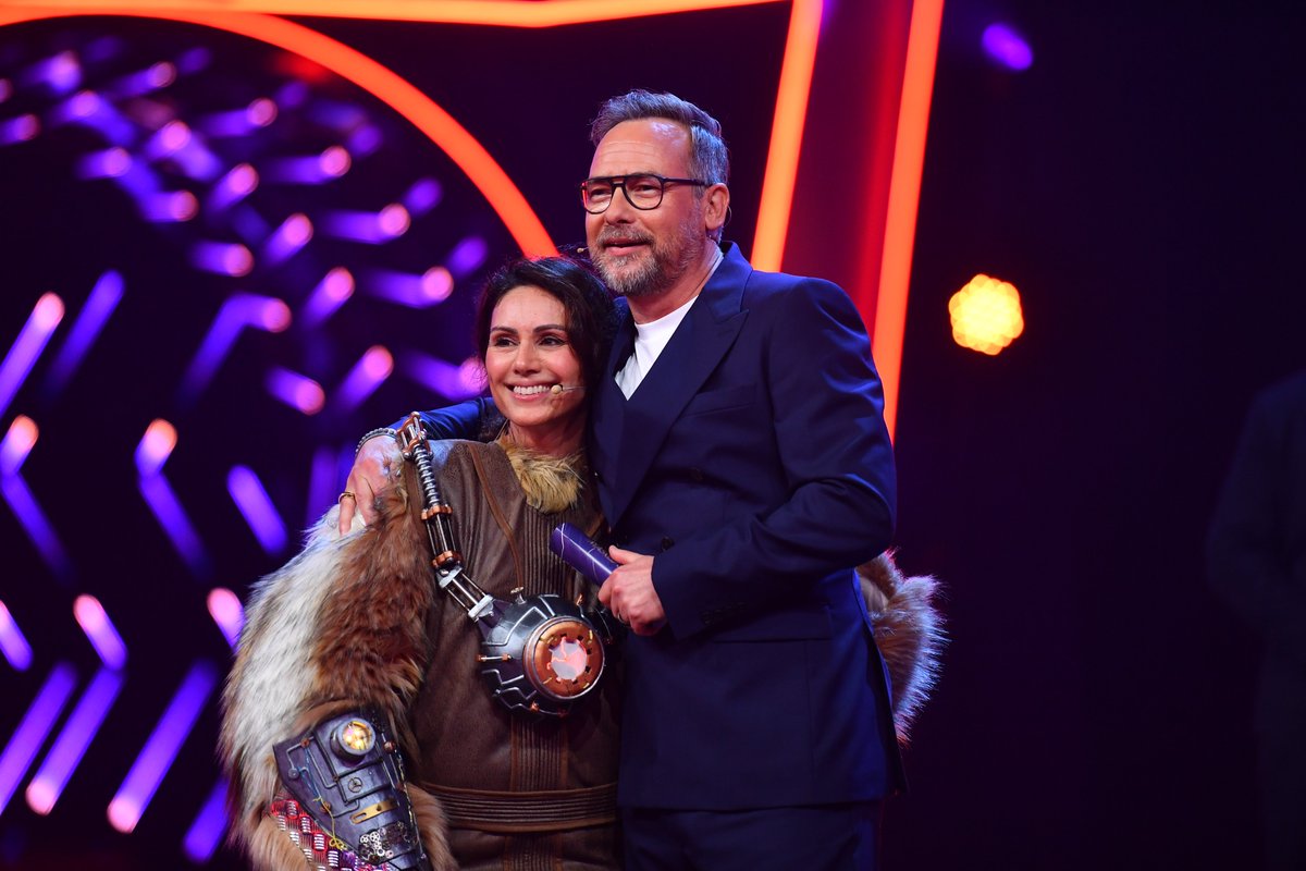 ProSieben's tweet image. Robotastisch! Nazan Eckes lüftet die Maske vom #Robodog. Danke, dass du dabei warst, liebe Nazan. 🎭 #MaskedSinger