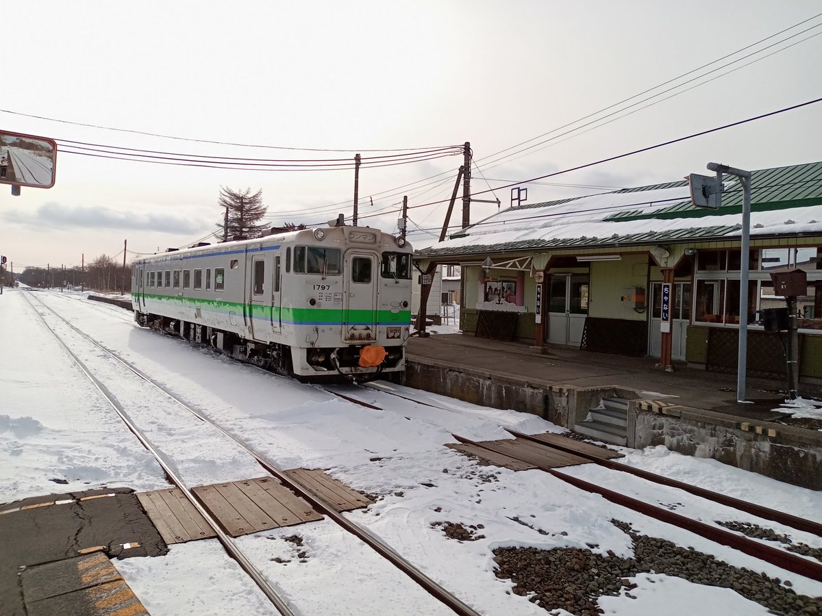 一日一駅　No.69

【茶内駅】

花咲線に中間地点に位置する駅。
この駅で釧路から来た列車と根室から来た列車が交換する。
モンキー・パンチさんの故郷らしく、駅舎にはルパン三世がいる。
同じ浜中町の浜中、姉別にもルパンキャラクターがいるらしい。
#一日一駅