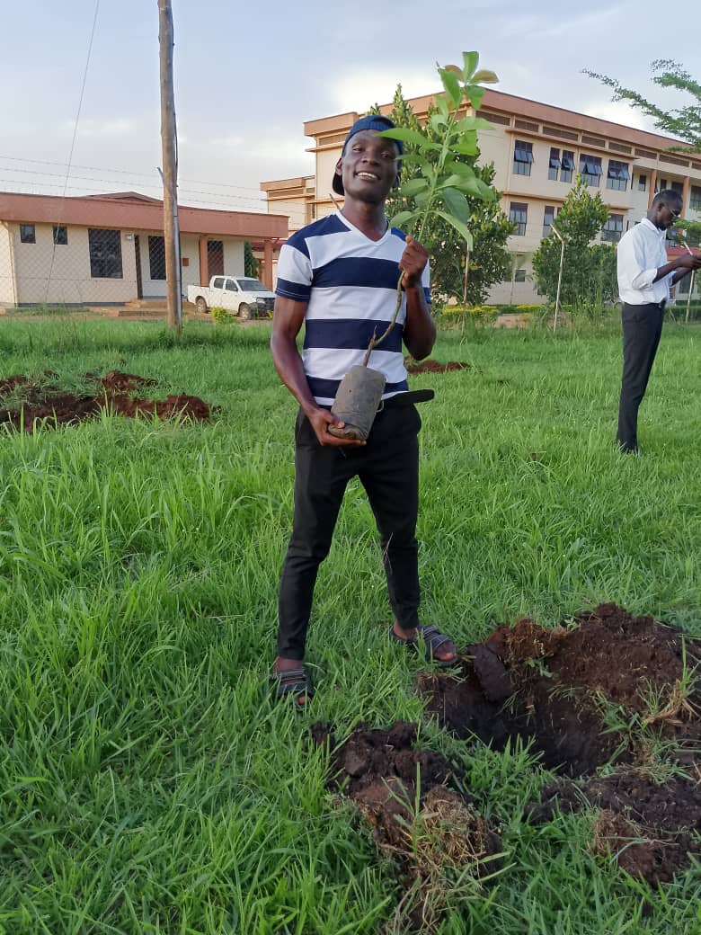 Today I was privileged to be part of @AYLFLira_Uni. Launching our tree planting project in northern Uganda.
We planted over 14 tress at the Faculty of Public Health
@AYLF_Kenya @AYLeadersF @aylf_ug @MakSPH @publichealthug1 
The team promised to take of them and plant more.