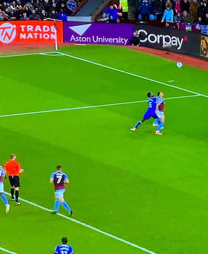So what was the ref actually doing here 🤔😭 #CFC #AVLCHE