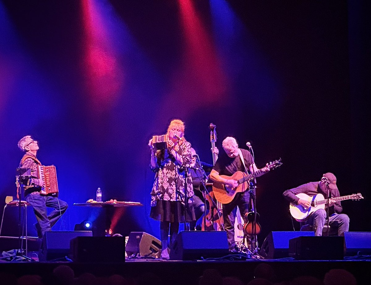 Rubbish pic of a brilliant night @StirAlbertHalls thanks to the stories, songs and glorious voice of @eddireader. What a woman. Loved @jrdouglasesq @boohewerdine too. Still time to hear Eddi chat about the records that have soundtracked her life, here: bbc.co.uk/programmes/m00… 🧡