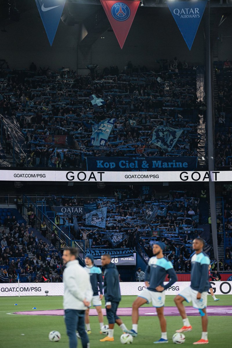 romain_1872's tweet photo. Sur le terrain, ils ont eté héroiques.
En tribune c était fantastique !
Ce point doit etre celui du maintien car le HAC et ses supporters méritent sincèrement la L1. Allez le HAC ! https://t.co/LtifC9rxxV