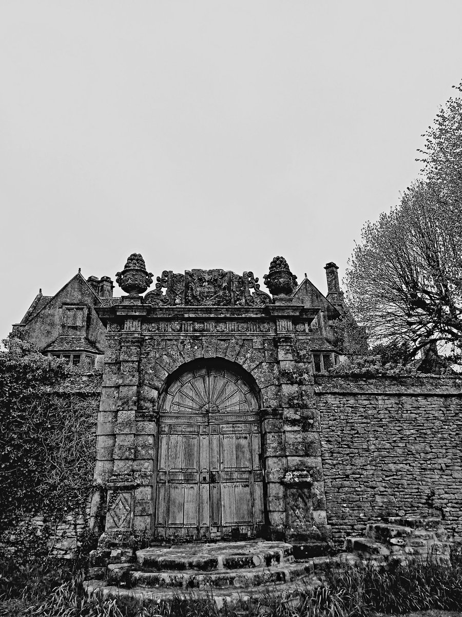 Weird places : cimiteri e chiese isolate, case infestate dai fantasmi (Cold Ashton Manor). Ah, è in vendita se vi interessa. 2.750.000 sterline,fantasmi compresi.