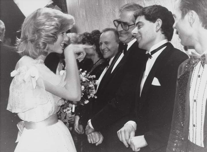 Princess Diana meets comedian Rowan Atkinson while greeting the cast of the Royal Variety Show 1984. 

#princessdiana #princess #rowanatkinson #comdian #uk
@KensingtonRoyal