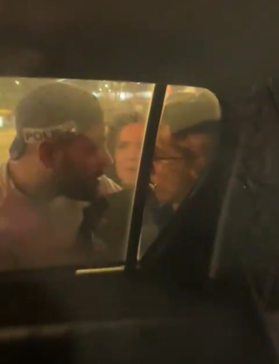 yoav_gro's tweet image. מפגינה שעמדה הערב על המדרכה בקפלן וקראה ״בן גביר עבריין״ נעצרה על ידי שוטר בריון באלימות קשה. סתם, כי ככה בא לו.

קצין משטרה שראה את חברת הכנסת נעמה לזימי מחוץ לתחנת משטרת מסובים, קרא לעברה: ״לכי תשרפי צמיגים באיילון.״ סתם, כי ככה בא לו.

במקום לשרת את הציבור, במקום לשמור על החוק…