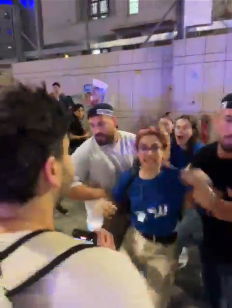 yoav_gro's tweet image. מפגינה שעמדה הערב על המדרכה בקפלן וקראה ״בן גביר עבריין״ נעצרה על ידי שוטר בריון באלימות קשה. סתם, כי ככה בא לו.

קצין משטרה שראה את חברת הכנסת נעמה לזימי מחוץ לתחנת משטרת מסובים, קרא לעברה: ״לכי תשרפי צמיגים באיילון.״ סתם, כי ככה בא לו.

במקום לשרת את הציבור, במקום לשמור על החוק…